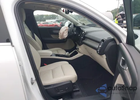 2024 Volvo Xc40 B5 Plus Bright Theme z USA, uszkodzony, nr VIN YV4L12UE5R2230319